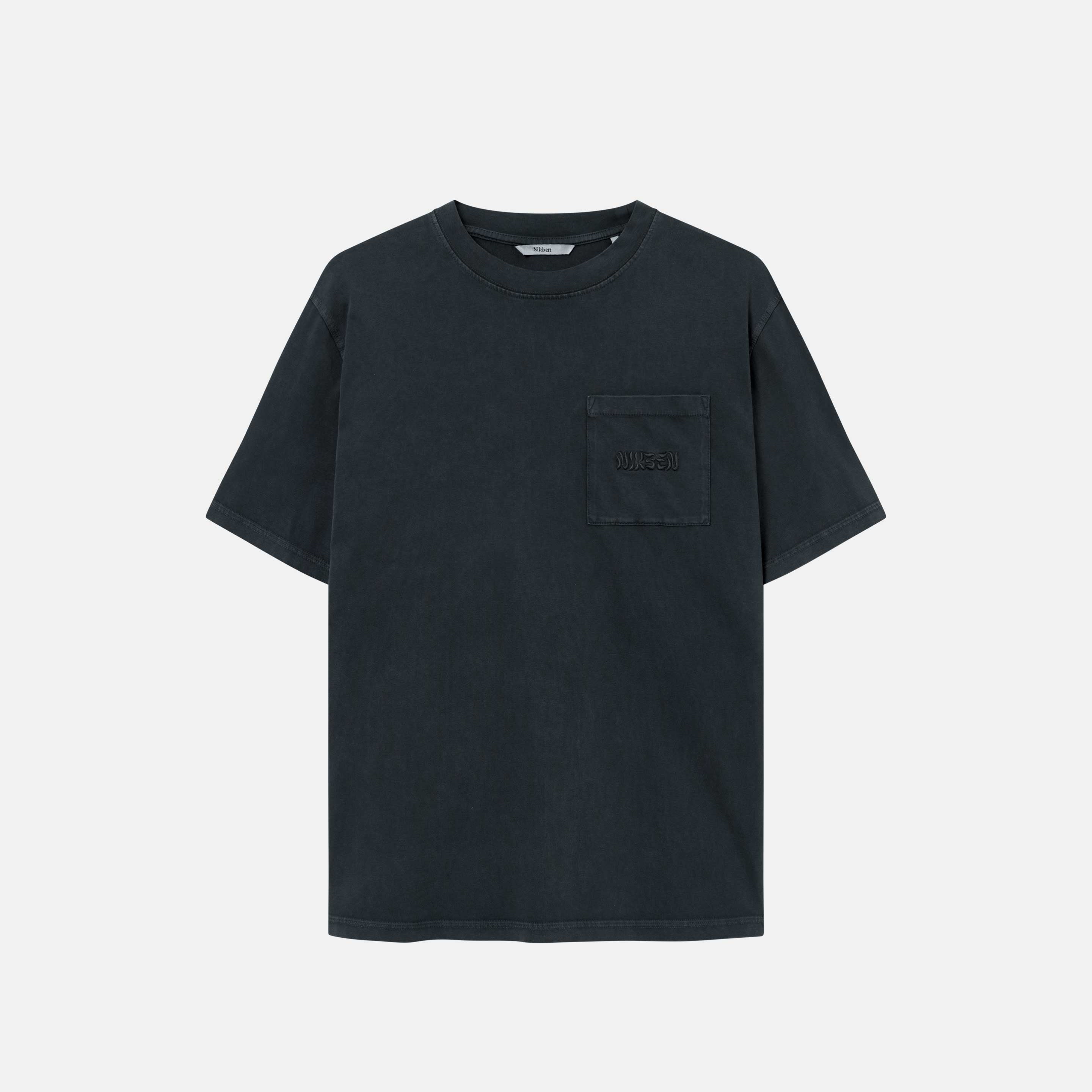 Washed black t-shirt with breast pocket and embroidered logo.