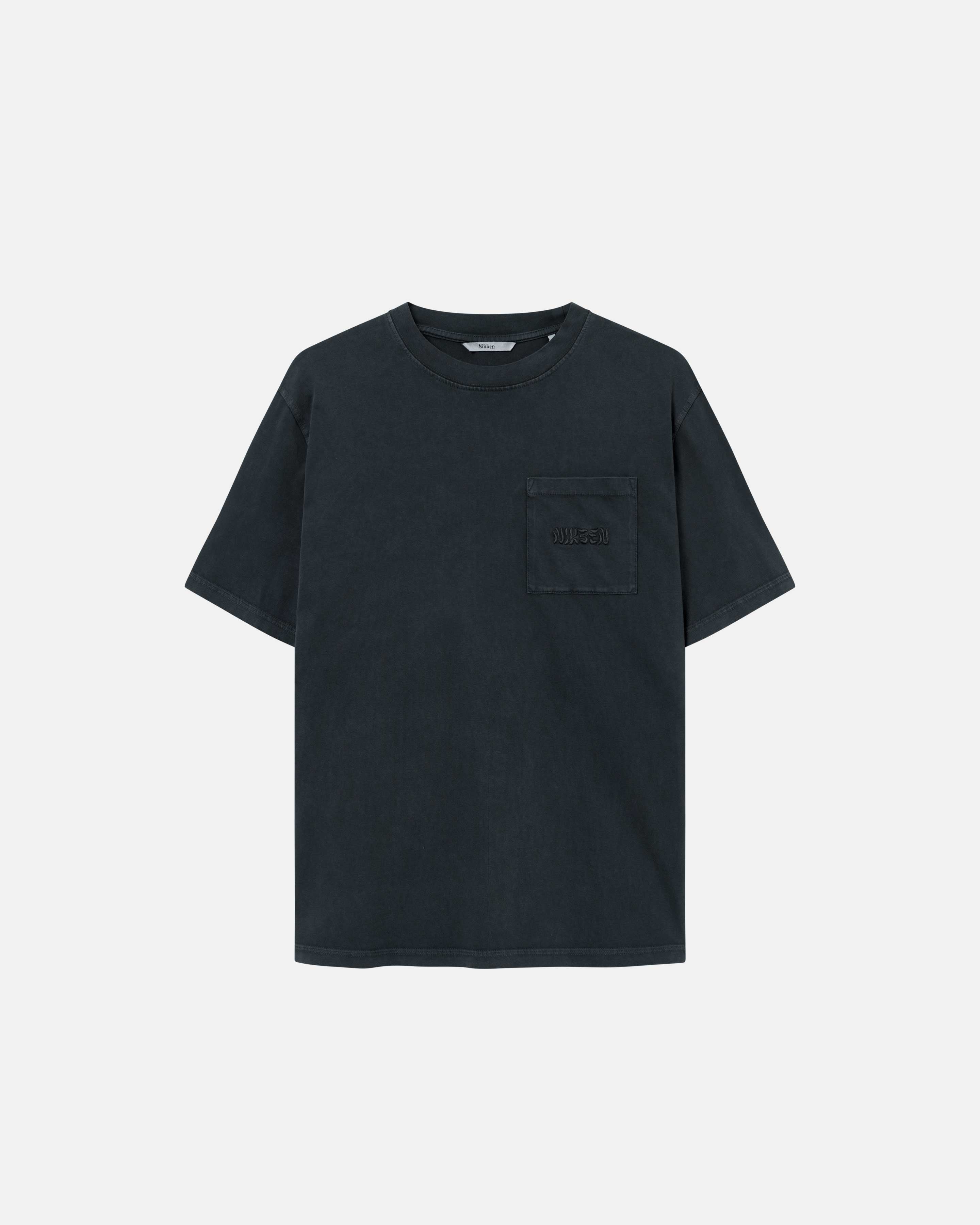 Washed black t-shirt with breast pocket and embroidered logo.
