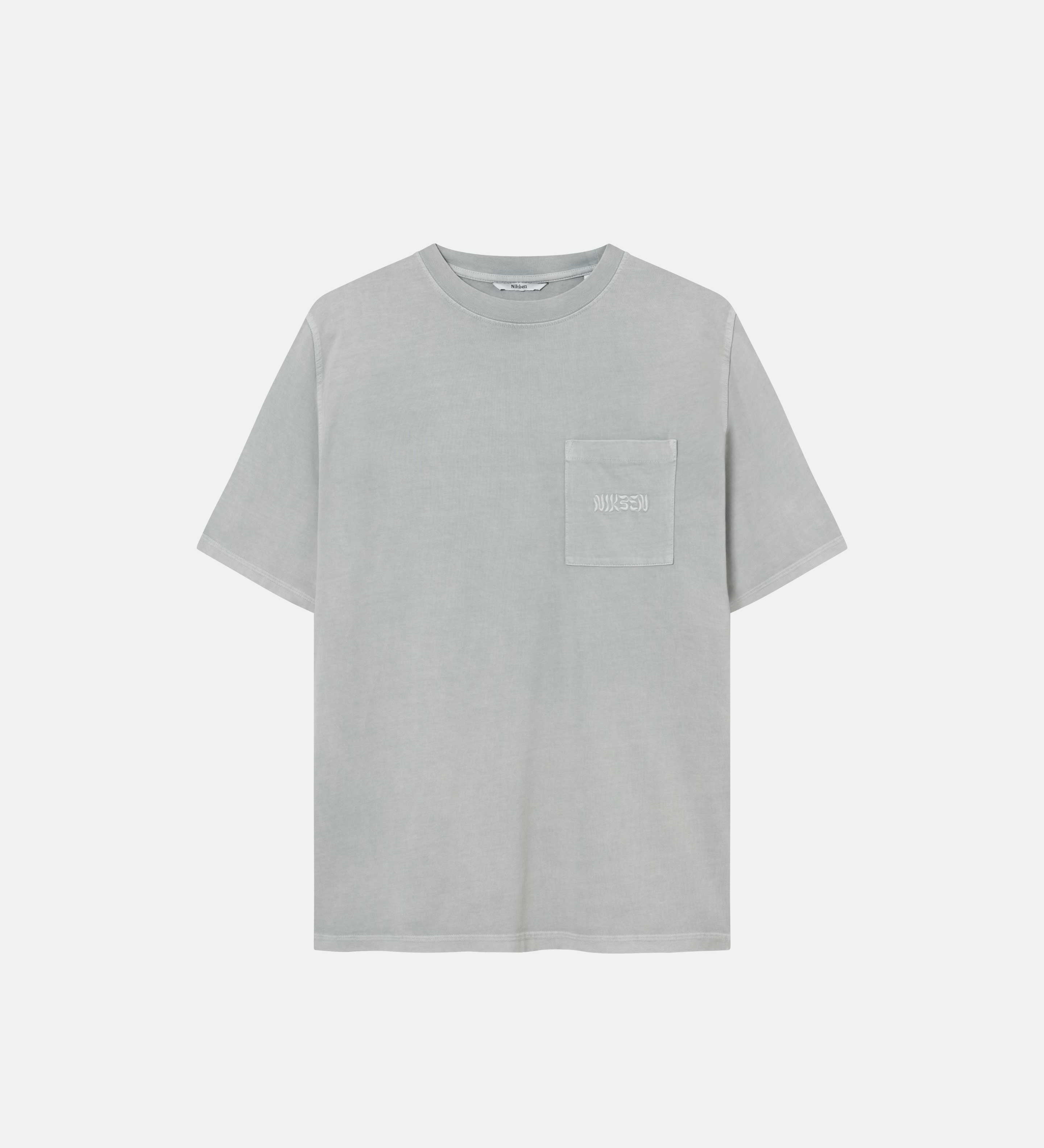 Washed grey t-shirt with breast pocket and embroidered logo.