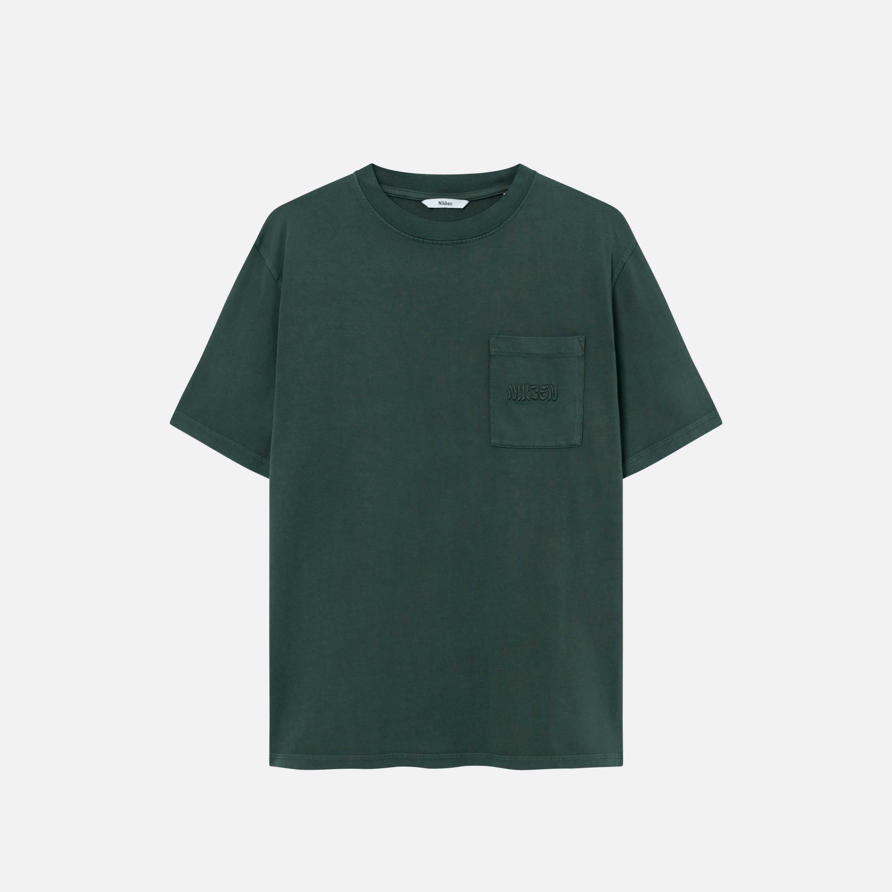 Washed green t-shirt with breast pocket and embroidered logo.