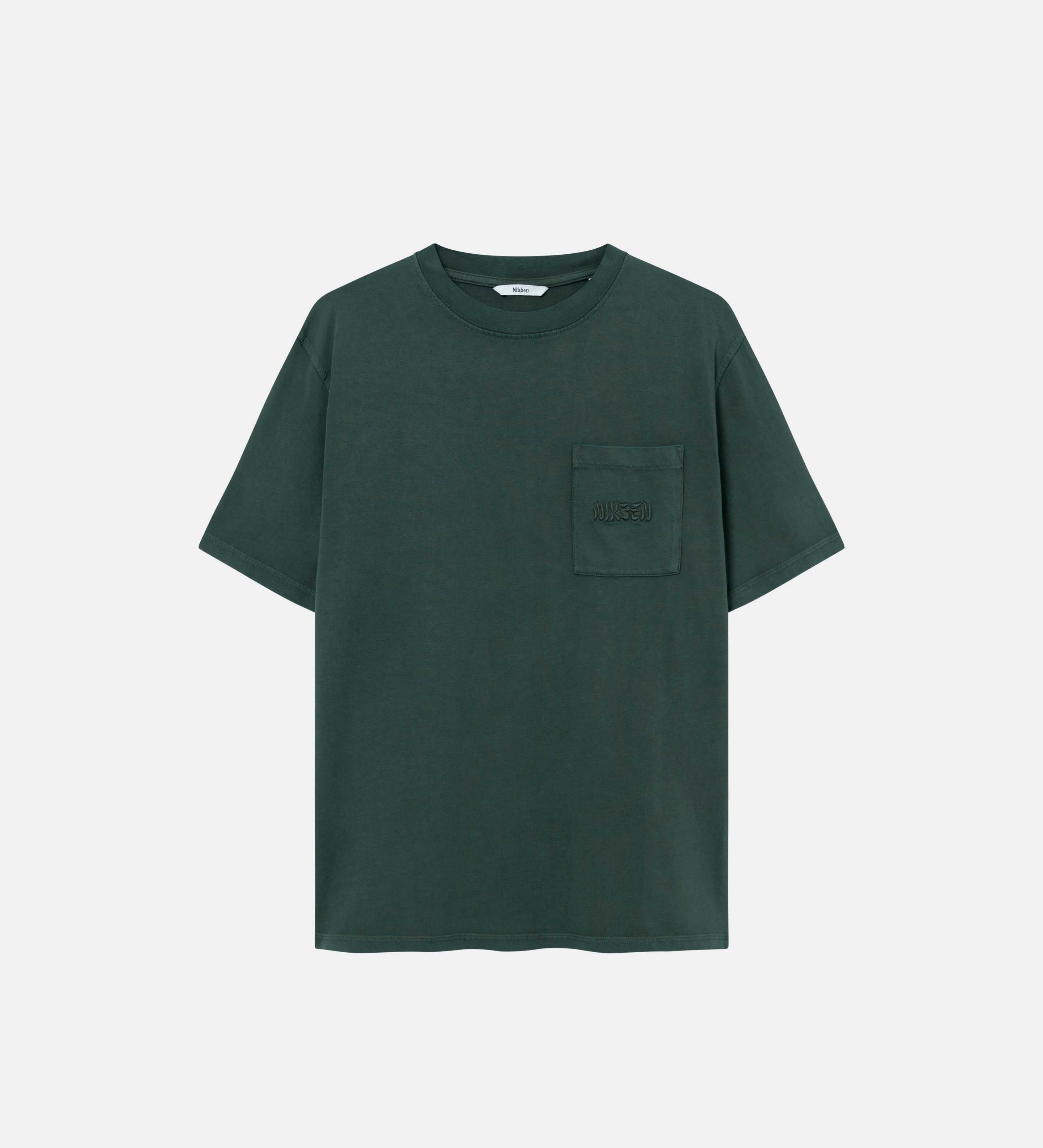Washed green t-shirt with breast pocket and embroidered logo.