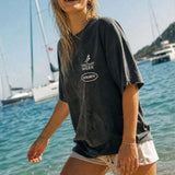 T-shirt med texten ”No Crying On The Yacht”