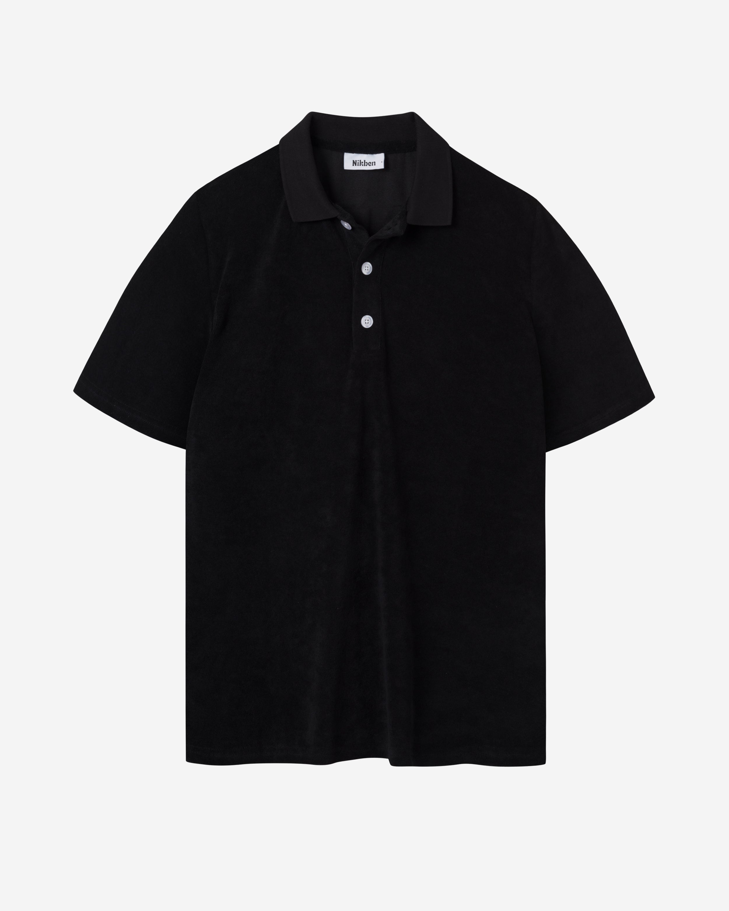 Black short sleeve piké shirt in terry toweling fabric.