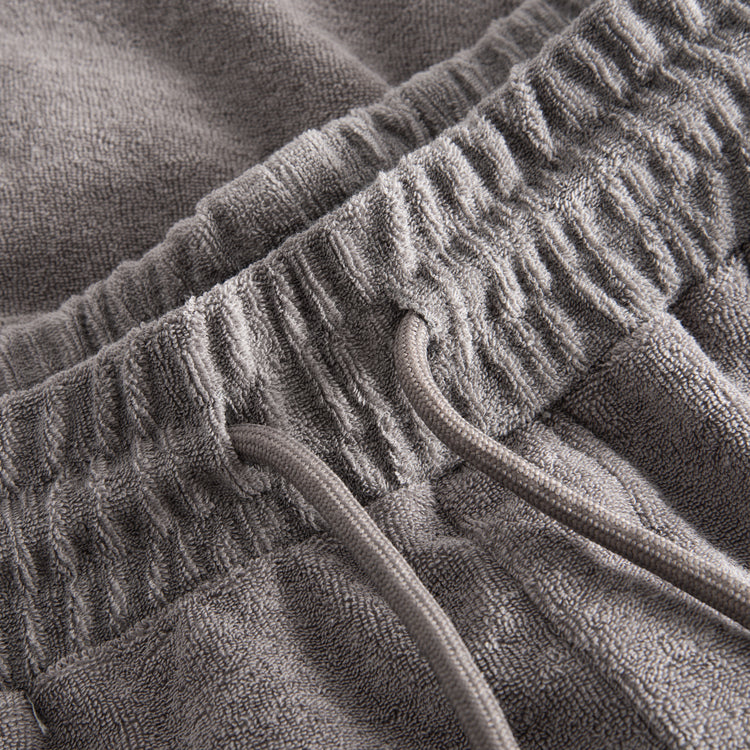 Wastband and drawstring on grey shorts in Terry toweling fabric