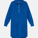 Blue kaftan in terry toweling fabric. With half button closure and one chest pocket